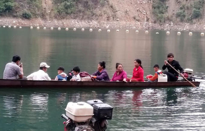 Chuyến đò không hề có phao cứu sinh. Ảnh: Hồ Duy