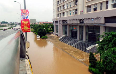 Trước đó vào tháng 5/2016, chung cư này cũng đã từng bị nước lũ tràn vào tầng hầm để xe khiến hàng loạt xe "bơi" trong nước. Ảnh: ANTĐ.