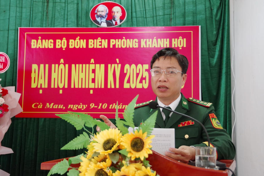 Đại tá Phạm Minh Giang - Tỉnh ủy viên, Bí thư Đảng ủy, Chính ủy BĐBP tỉnh Cà Mau, phát biểu chỉ đạo tại Đại hội.