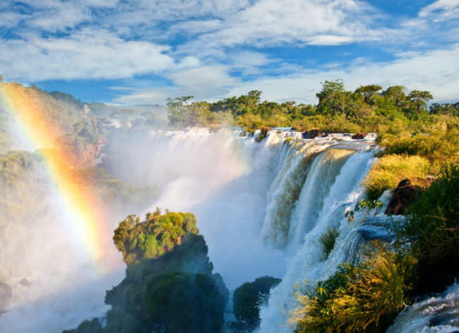 Thách Iguazu ở Argentina và Brazil: Thác nước này nằm dọc biên giới giữa Argentina và Brazil. Thác cao nhất mang tên Họng Tử Thần có chiều cao 76m.