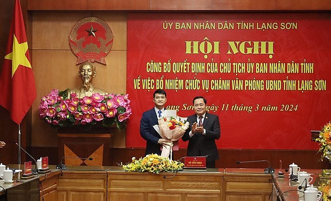 Ông Trịnh Tiến Duy (bìa trái) nhận Quyết định, bổ nhiệm làm Chánh văn phòng UBND tỉnh Lạng Sơn.