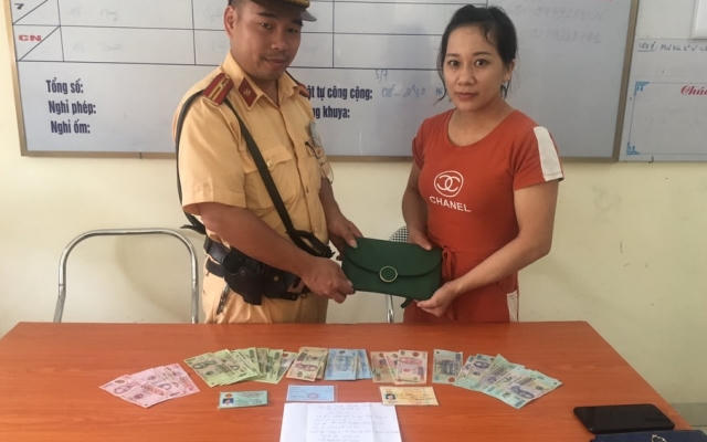 Hốt hoảng đi tìm chiếc ví bị rơi, người phụ nữ may mắn được CSGT nhặt được và trao trả