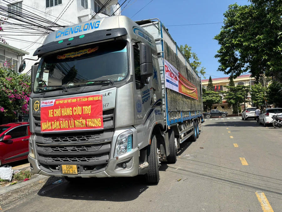 Báo Pháp luật Việt Nam đưa hơn 20 tấn hàng thiết yếu đến người dân vùng lũ