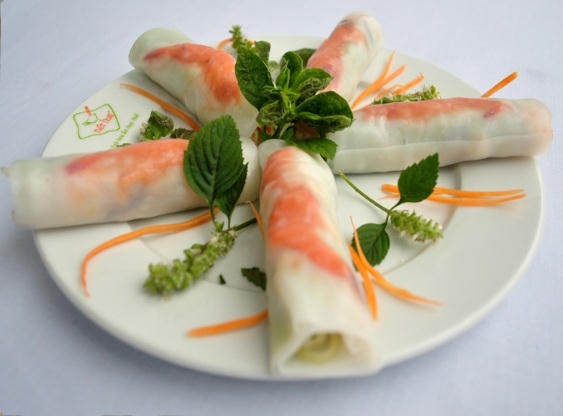 Bánh được cuộn lại bằng một loại lá như lá phở của miền bắc, bên trong là rau củ quả, giá trần, thịt ba chỉ và tôm chua Huế được muối rất cầu kỳ, cẩn thận. Cuốn Huế có vị mát nhẹ của rau củ quả, vị ngọt của thịt, vị chua chua thơm cay của gừng. Ảnh: Nhà hàng Nét Huế.