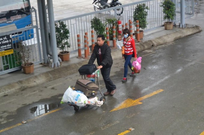 Bến xe Nước Ngầm có chuẩn bị xe đẩy để chuyên chở hành lý, tránh cho hành khách phải mệt mỏi vì khuân vác.