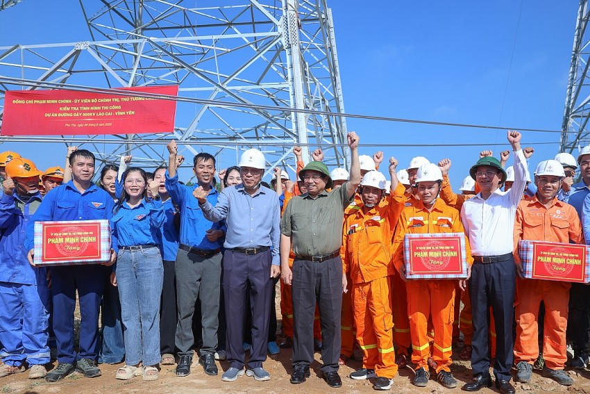 Thủ tướng tặng quà và biểu dương tinh thần lao động hăng say của công nhân, người lao động, cũng như sự hỗ trợ, động viên có hiệu quả của lực lượng dân quân, cựu chiến binh, công an và các tổ chức chính trị xã hội - Ảnh: VGP