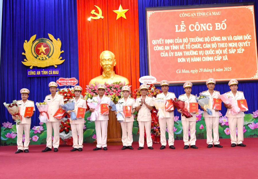 Đại tá Phạm Minh Lũy - Phó Giám đốc Công an tỉnh Cà Mau, trao quyết định và tặng hoa chúc mừng các Trưởng phòng.
