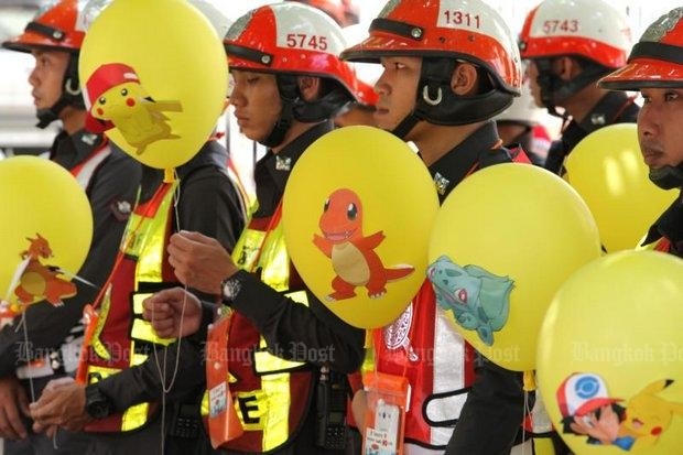 Người tham gia giao thông sẽ bị phạt 1000 baht nếu chơi Pokemon Go. (Ảnh: Bangkok Post)