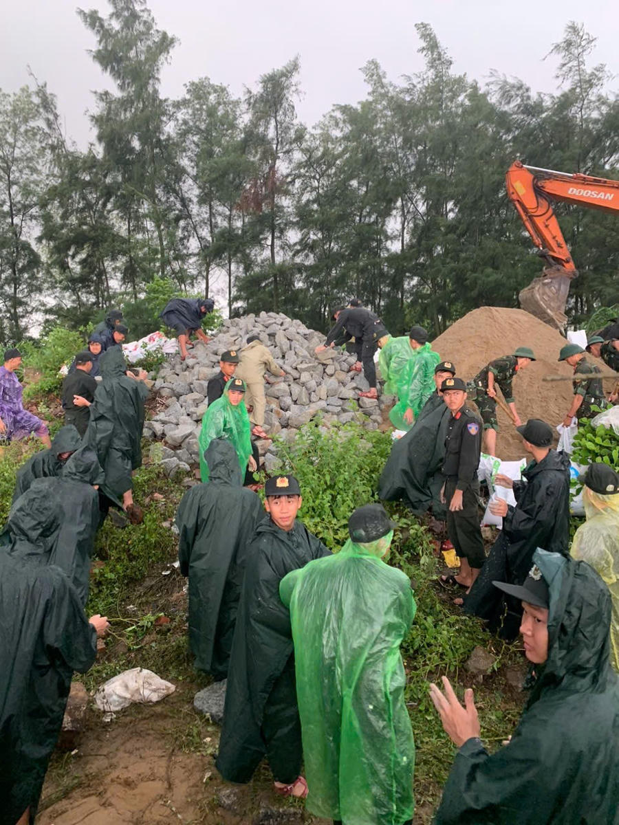 Huy động lực lượng hỗ trợ người dân.