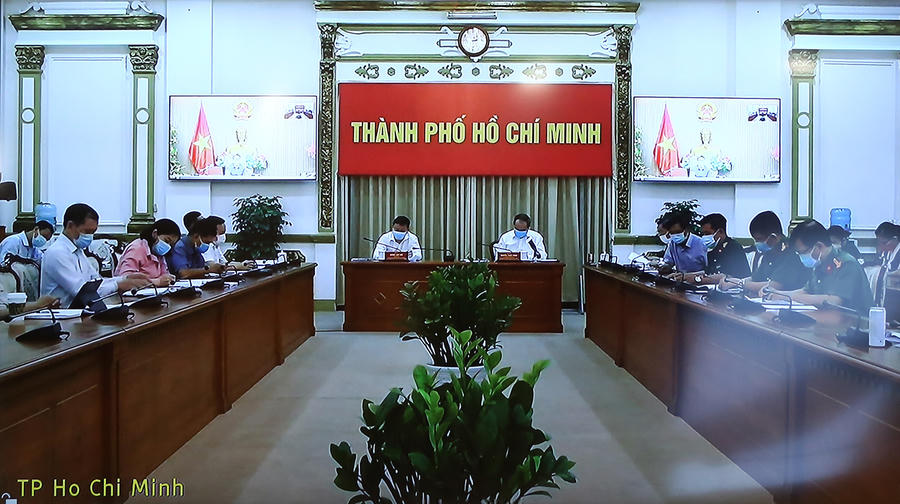 Lãnh đạo TPHCM họp trực tuyến với Phó Thủ tướng Vũ Đức Đam, chiều 10/2. Ảnh: VGP/Đình Nam
