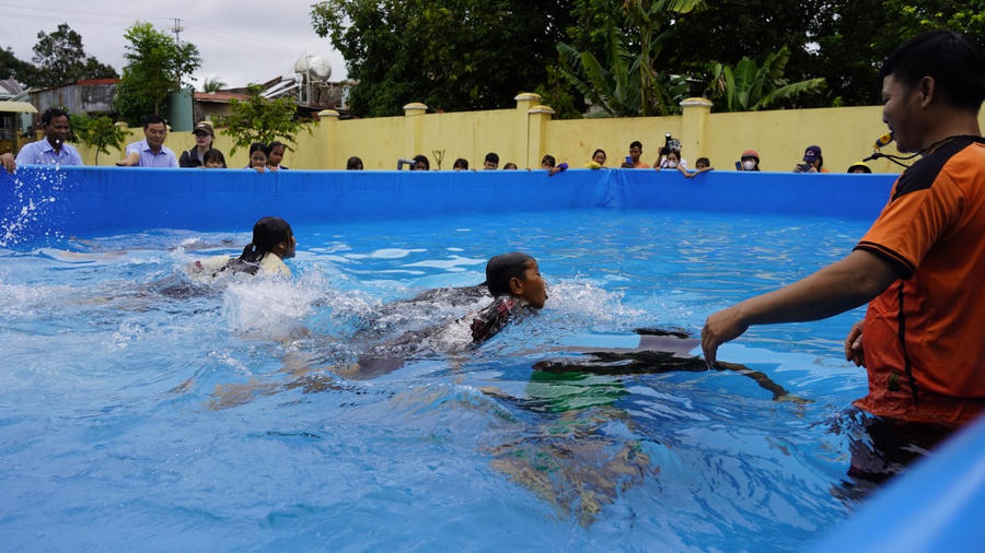 Đại diện Quỹ Phát triển Tài năng Việt trao tài trợ cho Trường tiểu học và trung học cơ sở Nguyễn Du, huyện Chư Sê, Gia Lai
