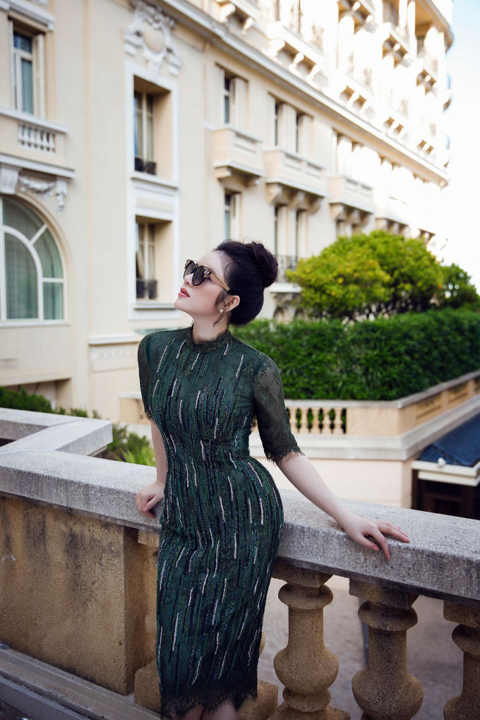 Xuống phố với phong cách sang trọng quý phái như Lý Nhã Kỳ