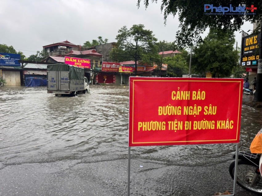Một số tuyến đường không được cắm biển cảnh báo ngập hoặc biển báo thiếu thông tin về độ sâu ngập, gây nguy hiểm cho người tham gia giao thông.