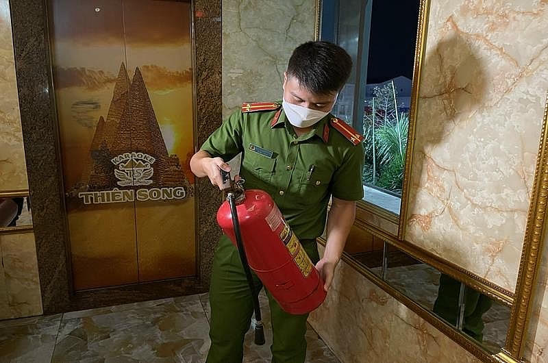 Công an TP Biên Hòa kiểm tra thiết bị phòng cháy, chữa cháy tại một cơ sở kinh doanh karaoke trên đường Võ Thị Sáu (TP.Biên Hòa).