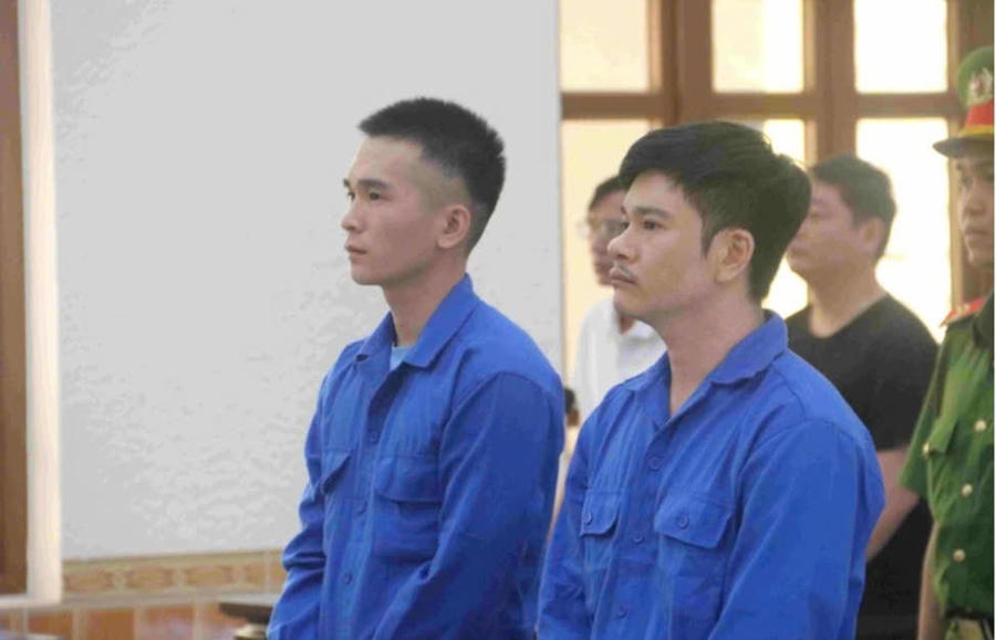Hai bị cáo Lê Hữu Tùng( người có ria) và Võ Phi Thành nghe tòa tuyên án. Ảnh: T.T