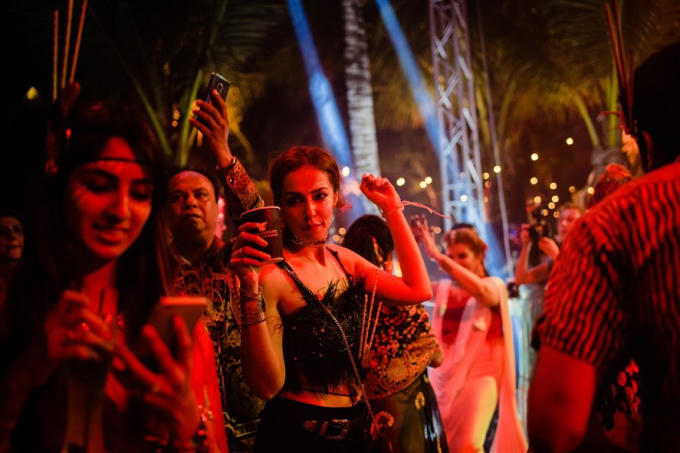 Mỗi khách mời tham dự buổi tiệc đều được các nghệ sĩ Ấn Độ trang trí khuôn mặt, thân hình theo đúng phong cách thổ dân với các đường sọc, tam giác ấn tượng.