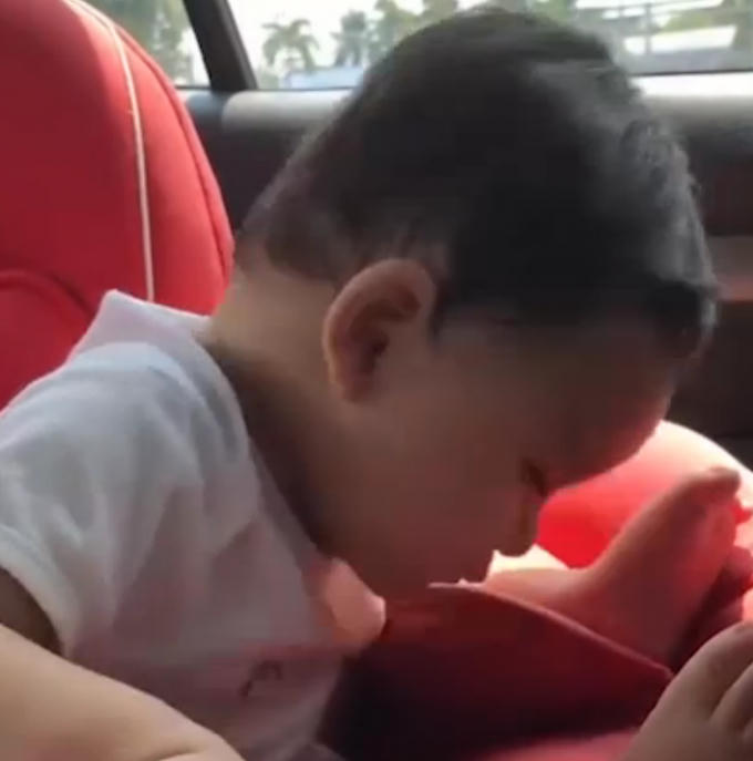Hình ảnh cậu bé siêu kute. Ảnh cắt từ clip
