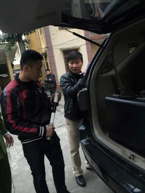 Chiếc gậy điều khiển giao thông thu được trên xe. Ảnh: H.Thùy