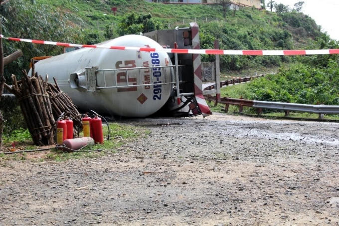 Hiện trường chiếc xe chở bồn gas bị lật trên đường đèo Hải Vân trưa 4/3.
