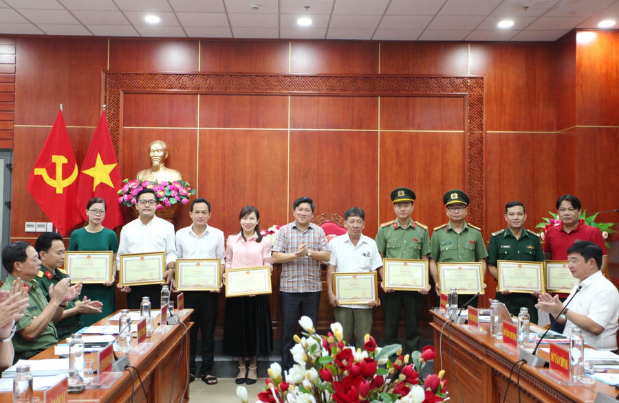 Ông Lê Văn Sử - Phó Chủ tịch UBND tỉnh Cà Mau, trao Bằng khen của Chủ tịch UBND tỉnh cho tập thể và cá nhân có thành tích tiêu biểu trong công tác tuyên truyền và thực hiện nhiệm vụ chống khai thác IUU.
