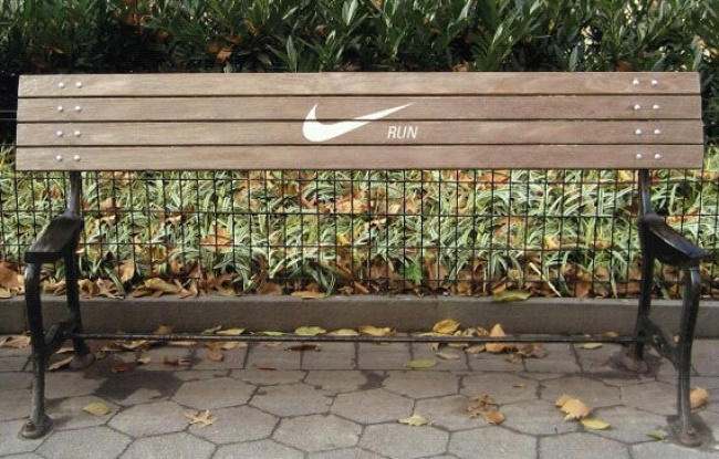 Quảng cáo của Nike nhìn đơn giản nhưng khẩu hiệu đằng sau nó lại vô cùng ý nghĩa: “Đừng lãng phí thời gian của bạn nữa, chạy đi”.