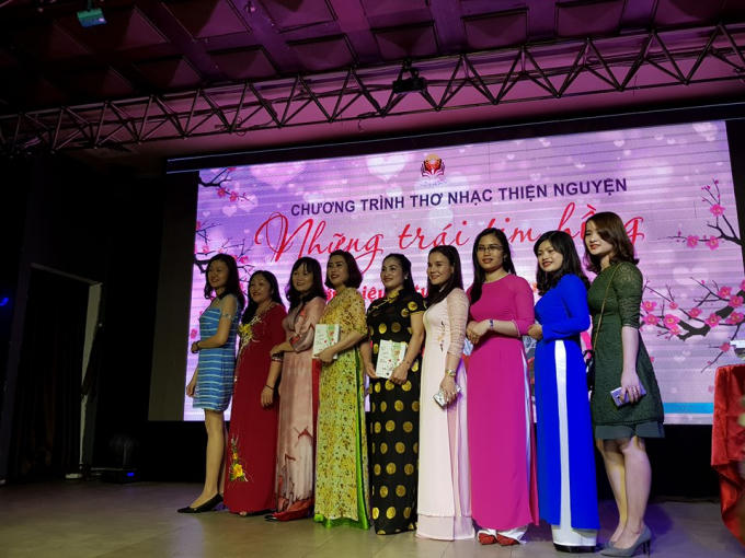 Nhiều nhà thơ ở 3 miền Tổ quốc về dự gala chương trình thiện nguyện Những trái tim hồng gây quỹ ủng hộ bệnh nhi tim bẩm sinh, những mảnh đời khó khăn trong cuộc sống.