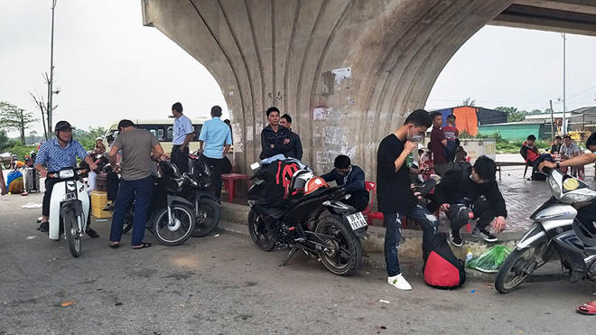Người dân Hà Tĩnh vạ vật bên QL1A đón xe.