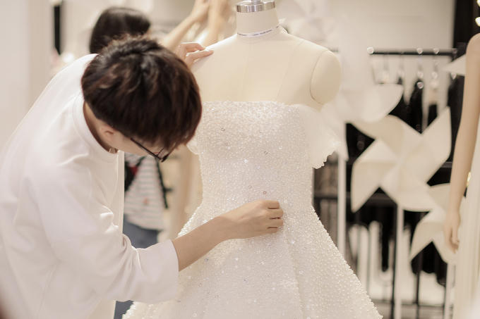 Trầm trồ trước bộ v&aacute;y cưới đ&iacute;nh hơn 20.000 vi&ecirc;n pha l&ecirc; m&agrave; &Aacute; hậu T&uacute; Anh diện ng&agrave;y trọng đại