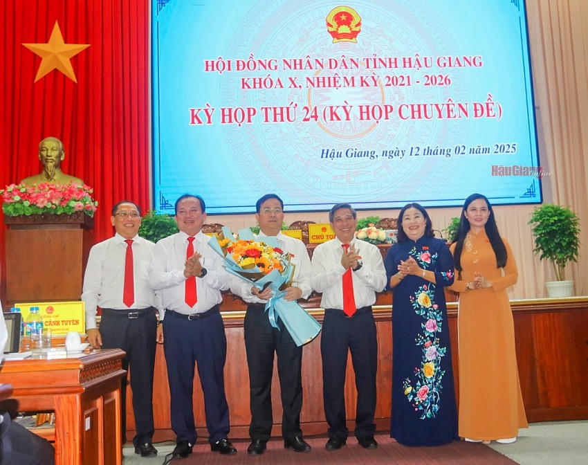 Thường trực HĐND tỉnh tặng hoa chúc mừng ông Trần Văn Huyến, Phó Bí thư Thường trực Tỉnh ủy, trúng cử chức Chủ tịch UBND tỉnh.