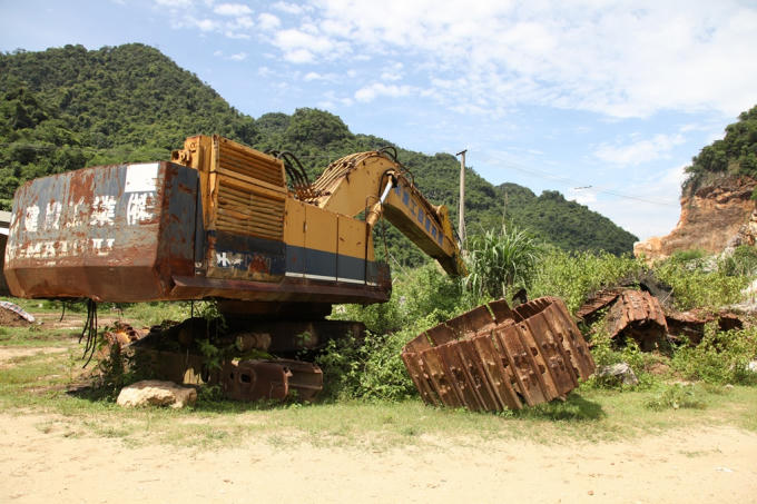 Đã không ít mỏ đá phải ngừng hoạt động, máy móc để phơi mưa, nắng hư hỏng.