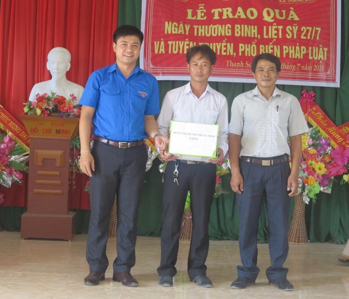 Ông Trinh Xuân Tùng - Chánh văn phòng đoàn thanh niên Bộ Tư pháp tặng bộ sách pháp luật cho đại diện xã Thanh Sơn.