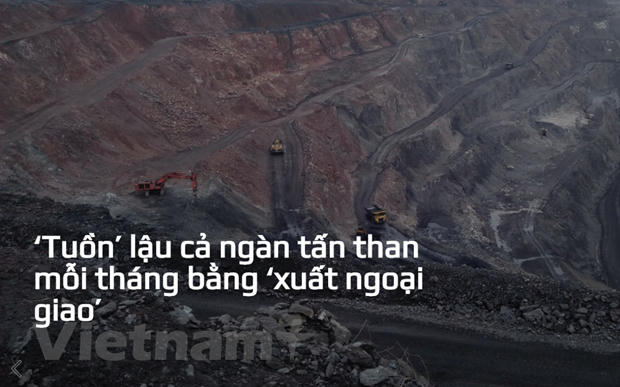 Hoạt động tuồn bán than trái phép diễn ra rầm rộ ở xung quanh Mỏ than Khánh Hòa, Thái Nguyên. (Ảnh: P.V/Vietnam+)