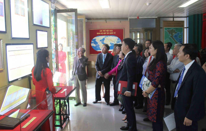 Các đại biểu tham quan từng khu vực được triển lãm.