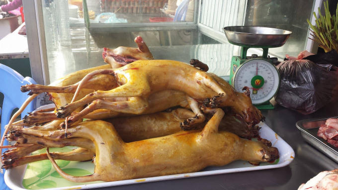 Thịt thú được bày bán do phóng viên ghi lại ngày đầu khai hội.