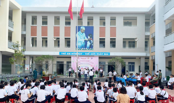 Các em háo hức đợi đến lượt lên nhận xe đạp.