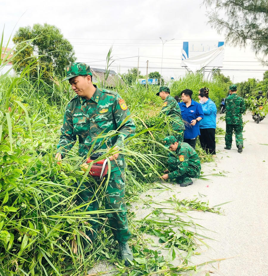 Ngoài hỗ trợ người dân sử dụng các ứng dụng dịch vụ công, cán bộ, chiến sĩ BĐBP tỉnh Cà Mau còn phối hợp với đoàn thanh niên địa phương vệ sinh môi trường, phát quang cây cỏ ven đường giao thông.