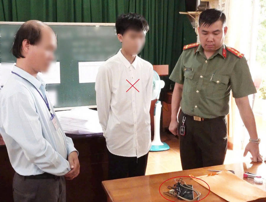 N.P.T.S và tang vật thu được tại Hội đồng thi tốt nghiệp THPT Thăng Long. (Ảnh: CACC)