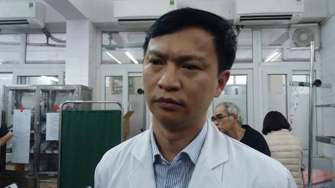 Bác Sĩ Phạm Vũ Hùng thông tin về tình hình sức khỏe các nạn nhân.