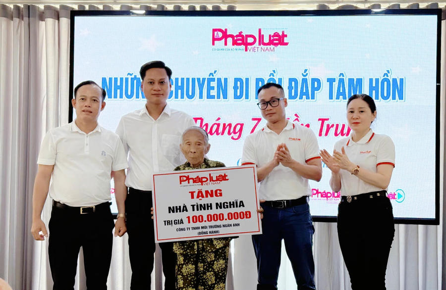 Báo Pháp luật Việt Nam cùng mạnh thường quân trao tặng 01 căn nhà tình nghĩa cho gia đình chính sách tại Quảng Trị. Ảnh: QN