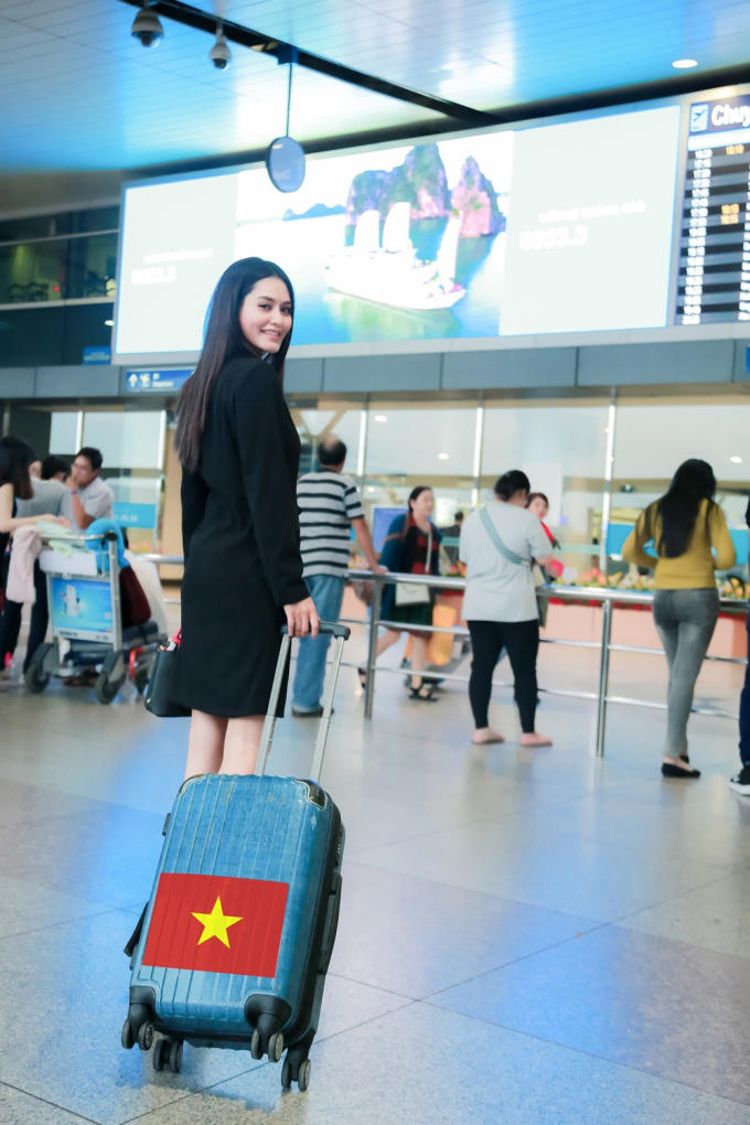 Dy Khả Hân diện nguyên cây đen nữ tính và sành điệu.