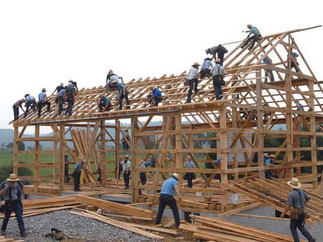 Họ cũng tự lập nên những đội xây dựng để xây nhà ở và các công trình khác cho những người ngoài cộng đồng của mình. Đôi khi, họ làm việc ở các nhà máy và công xưởng do người nói tiếng Anh sở hữu.