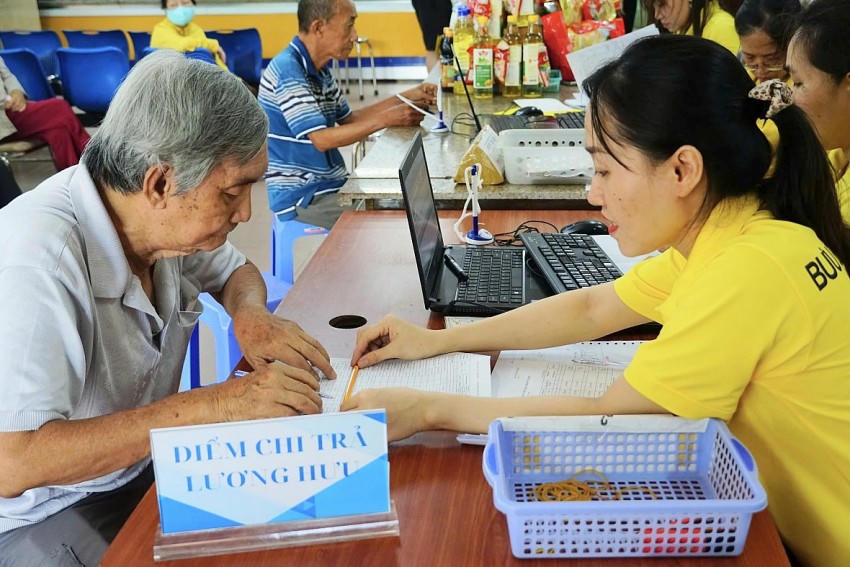 Người dân đến nhận lương hưu, trợ cấp BHXH tại một bưu điện ở TP.HCM. (Ảnh: internet).