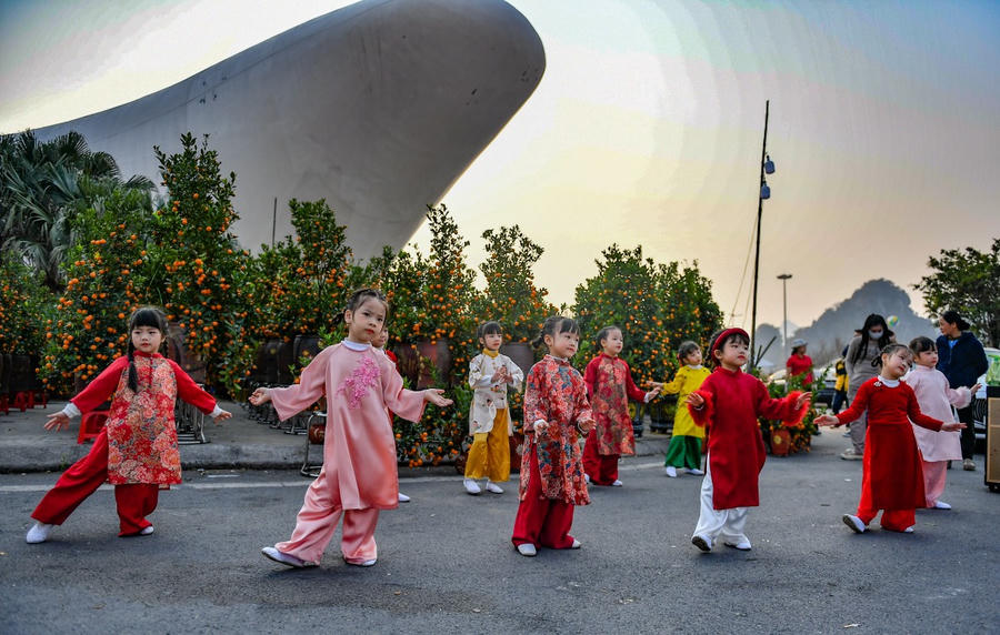 Một nhóm học sinh mầm non biểu diễn tiết mục flashmob tại Hội chợ hoa.