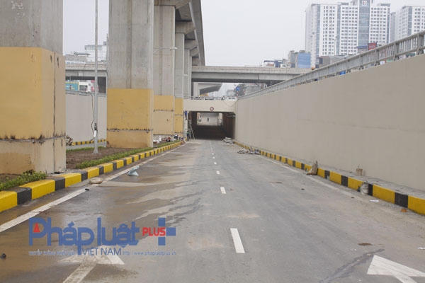 Mỗi bên hầm có bốn làn xe chạy, mỗi làn 3,5m, đây là tầng dưới cùng trong thiết kế nút giao 4 tầng đầu tiên của Hà Nội. Ảnh: Như Trường.