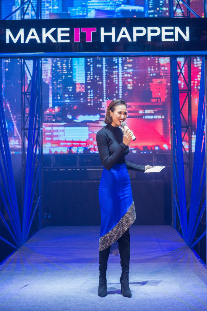 Phương Mai diện thiết kế kín đáo với tone đen - xanh của NTK Lưu Ngọc Kim Khanh.