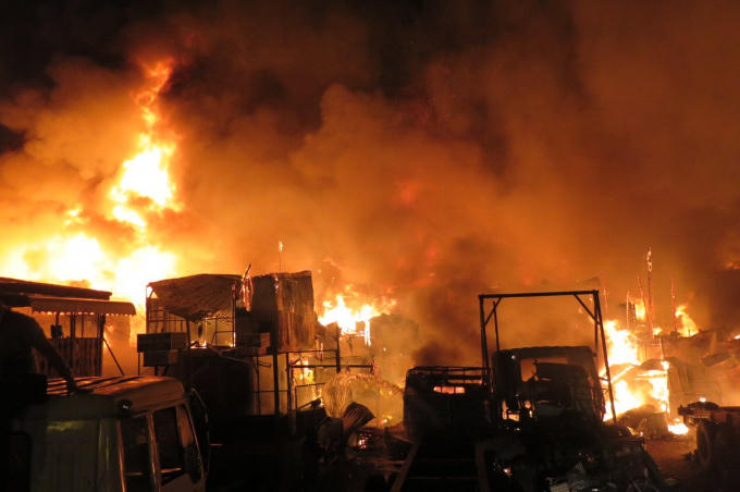 Vụ hỏa hoạn khiến giao th&ocirc;ng trong khu vực v&agrave; những v&ugrave;ng l&acirc;n cận bị đ&igrave;nh trệ, nhiều xe tải kh&ocirc;ng thể đi v&agrave;o cảng. Nh&agrave; cửa v&agrave; nhiều đồ đạc c&oacute; gi&aacute; trị bị thi&ecirc;u rụi sau đ&aacute;m ch&aacute;y. (Ảnh: AP)