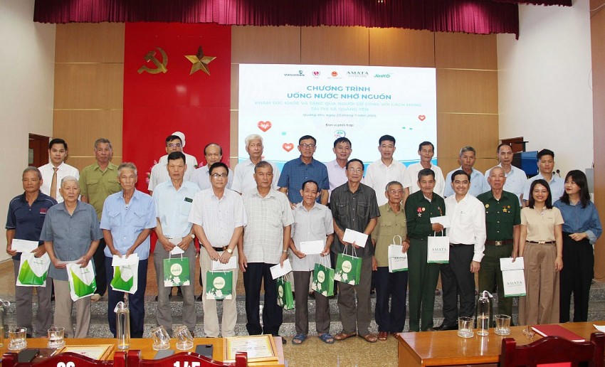 Nhà tài trợ tặng quà cho thương, bệnh binh và những người có công với cách mạng.
