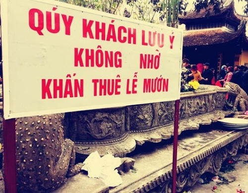 Biển bảng nhắc nhở khách hành hương không khấn thuê, lễ mướn nhưng tình trạng này vẫn xảy ra tràn lan.