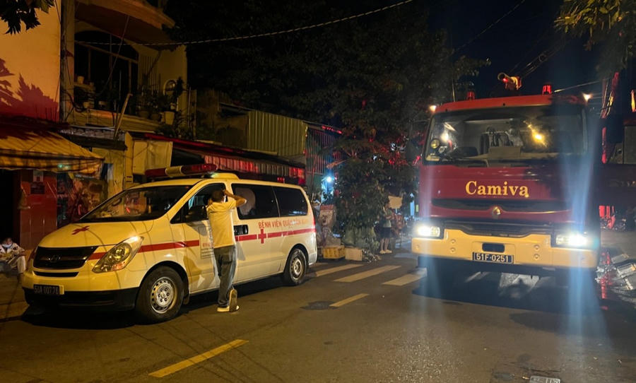 Xe cứu thương và cứu hỏa có mặt tại hiện trường.