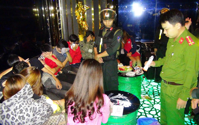 Hàng chục nam nữ tại quán karaoke khi cảnh sát đột kích. Ảnh: T.S